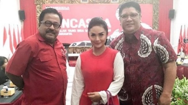 Krisdayanti diapit Rano Karno dan Jeffry Waworuntu. [Instagram]