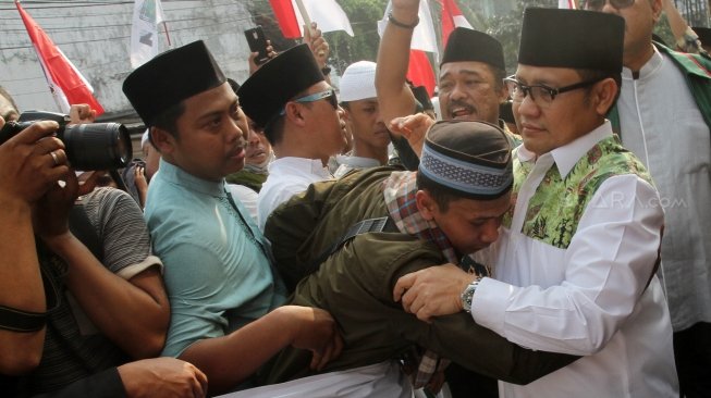 Ratusan Santri dari Kota Banjar yang mengatasnamakan diri Laskar Santri mendatangi kantor DPP PKB, Jakarta, Senin (30/7). Kedatangan mereka untuk memberikan dukungan kepada Ketum PKB Muhaimin Iskandar atau Cak Imin  menjadi calon wakil presiden untuk Joko Widodo.[Suara.com/Oke Dwi Atmaja].