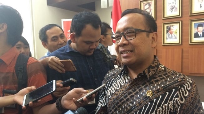 Salah Ketik UU Cipta Kerja, Relawan Jokowi Minta Mensesneg Pratikno Mundur