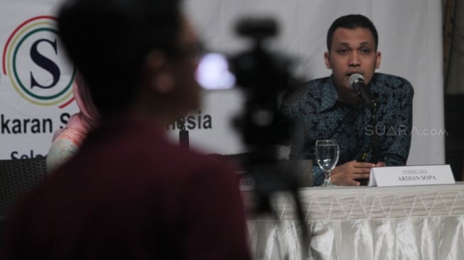 Hasil survei LSI Denny JA bertema 'Isu Terorisme dan Harapan Publik' di Jakarta, Selasa (31/7). Hasil survei LSI Denny JA menyebutkan sebesar 82.00 % publik semakin khawatir dengan aksi terorisme.[Suara.com/Oke Dwi Atmaja]