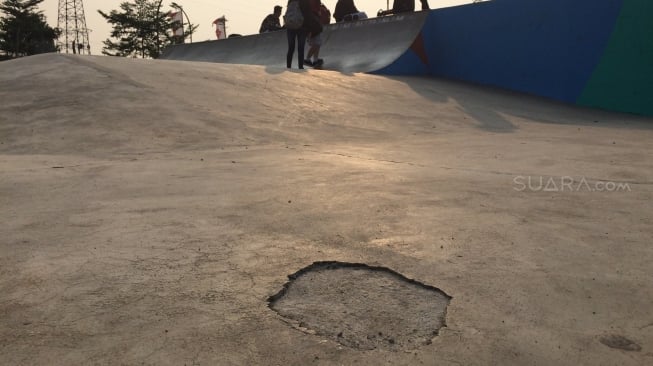 Arena Skatepark di RPTRA Kalijodo terlihat berlubang di bagian lantainya. (Muhammad Yasir/Suara.com)