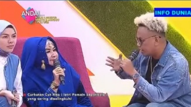 Cut Rita (tengah) saat membongkar perselingkuhan suaminya, Ismed Sofyan di acara Pagi Pagi Pasti Happy Trans TV [YouTube].