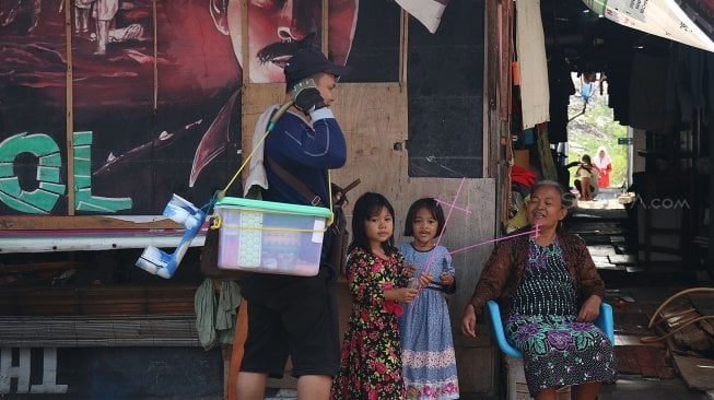 Warga beraktivitas di Kampung Bandan, Jakarta, Selasa (31/7). Badan Pusat Statistik (BPS) mencatat jumlah penduduk miskin Indonesia pada Maret 2018 mencapai 25,95 juta orang atau berkurang 633,2 ribu orang dibandingkan kondisi September 2017.[Suara.com/Oke Dwi Atmaja].