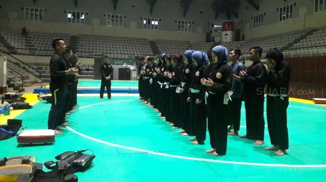 Tim Pencak Silat Indonesia berdoa sebelum melakukan latihan dalam persiapan menuju Asian Games 2018 di Padepokan Pencak Silat, Taman Mini, Jakarta. [Suara.com/Rizki Nurmansyah]