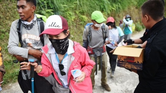 Petugas mengevakuasi pendaki Gunung Rinjani yang sempat terjebak longsor akibat gempa bumi di Pos Bawaknao, Sembalun, Lombok Timur, NTB, Senin (30/7). Sebanyak 560 pendaki sempat terjebak di Gunung Rinjani akibat gempa bumi yang terjadi pada hari minggu (29/7). [ANTARA FOTO/Akbar Nugroho Gumay]