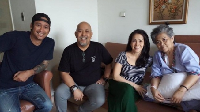 Tora Sudiro dan Mieke Amalia jenguk istri Indro Warkop, Nita Octobijanthy[Instagram/indrowakop_asli]