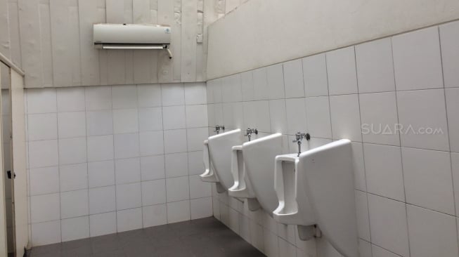 Toilet di RPTRA Kalijodo yang tak terurus. (Muhammad Yasir/Suara.com)