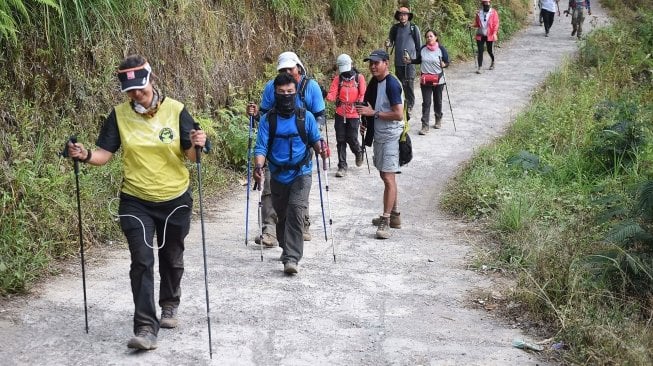 Petugas mengevakuasi pendaki Gunung Rinjani yang sempat terjebak longsor akibat gempa bumi di Pos Bawaknao, Sembalun, Lombok Timur, NTB, Senin (30/7). Sebanyak 560 pendaki sempat terjebak di Gunung Rinjani akibat gempa bumi yang terjadi pada hari minggu (29/7). [ANTARA FOTO/Akbar Nugroho Gumay]