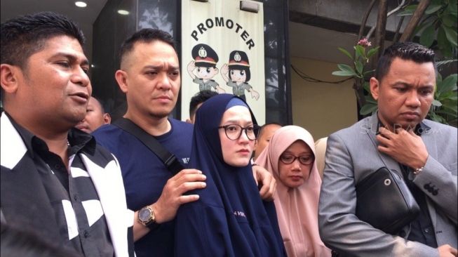 Lyra Virna bersama suami, Fadlan Muhammad dan tim pengacara di Polda Metro Jaya. (Wahyu Tri Laksono/Suara.com)