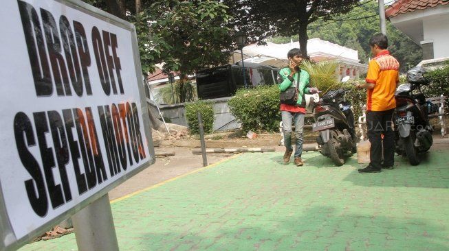 Pengemudi ojek online berada di tempat drop off yang disediakan di Balai Kota DKI Jakarta, Rabu (1/8). Pemprov DKI menginstruksikan adanya tempat pemberhentian khusus bagi ojek online di kantor-kantor Pemprov DKI. [Suara.com/Oke Dwi Atmaja].