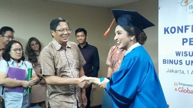 Ashanty meraih gelar Magister Manajemen. 