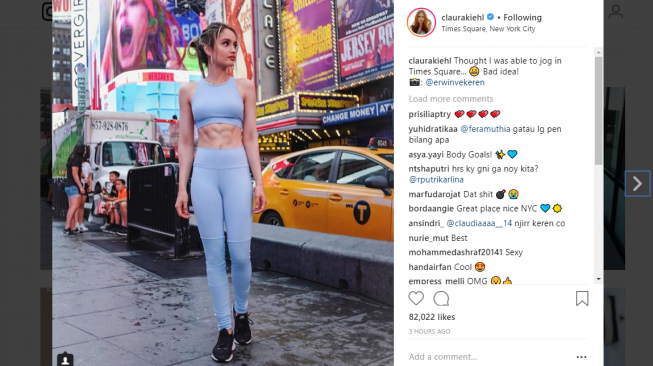 Cinta Laura pamer perut six pack di Times Square, New York. 