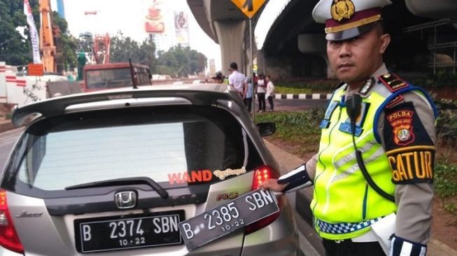 Pengendara Mobil Kedapatan Pasang Pelat Palsu Saat Ganjil Genap