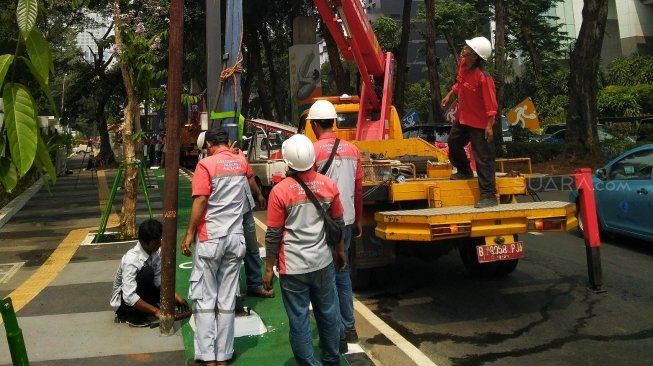 Dibongkar, Tiang Penghalang Jalur Sepeda di Senayan Dipindahkan