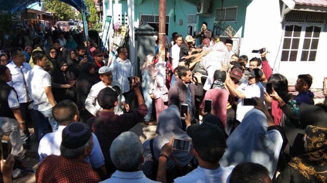 Penghormatan Terakhir Bagi Jenazah Pendaki Rinjani