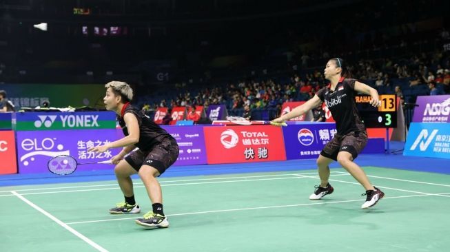 Pasangan ganda putri Indonesia, Greysia Polii/Apriyani Rahayu, melaju ke babak ketiga Kejuaraan Dunia Bulutangkis 2018 usai mengalahkan Ng Wing Yung/Yuen Sin Ying (Hong Kong) dengan skor 21-9 dan 21-10, Rabu (1/8). [Humas PBSI]