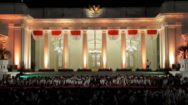 Ketika Jokowi Bergandeng Tangan dengan Ketua MUI di Zikir dan Doa