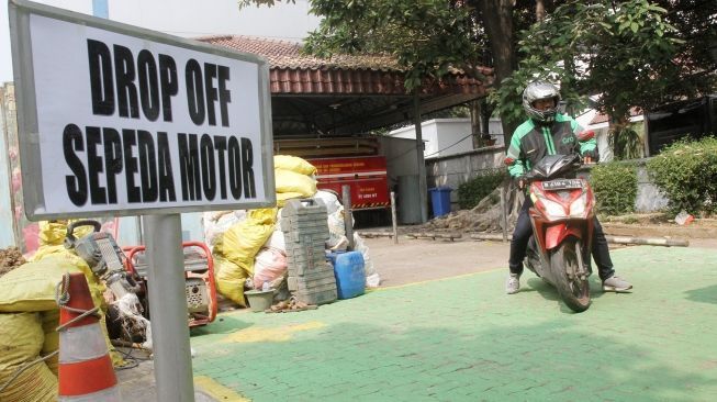 Pengemudi ojek online berada di tempat drop off yang disediakan di Balai Kota DKI Jakarta, Rabu (1/8). Pemprov DKI menginstruksikan adanya tempat pemberhentian khusus bagi ojek online di kantor-kantor Pemprov DKI. [Suara.com/Oke Dwi Atmaja].