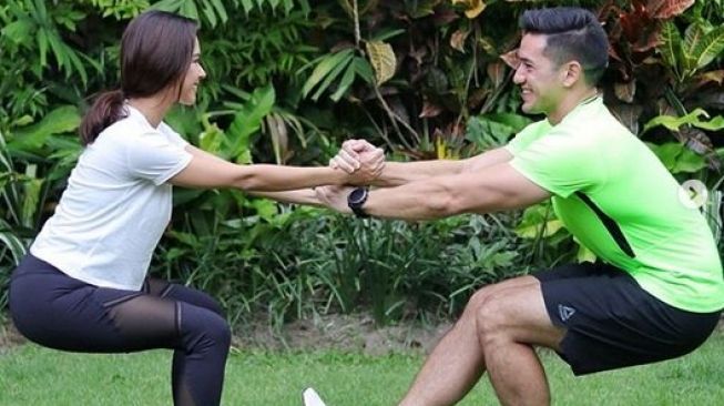 Pasangan artis Nana Mirdad - Andrew White sedang latihan fisik. (@nanamirdad/Instagram)