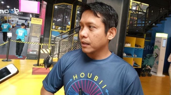 Pelatih Trampolin Indonesia, Lulu Manurung, ditemui di pelatnas trampolin Indonesia di Houbii Urban-Adventure Park, Pondok Indah, Jakarta, Selasa (31/7/2018). [Suara.com/Arief Apriadi]