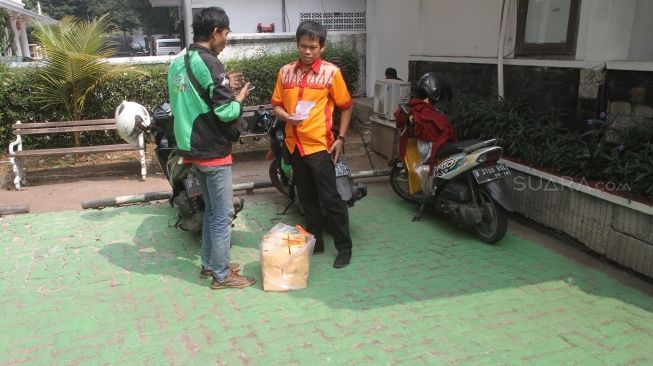 Pengemudi ojek online berada di tempat drop off yang disediakan di Balai Kota DKI Jakarta, Rabu (1/8). Pemprov DKI menginstruksikan adanya tempat pemberhentian khusus bagi ojek online di kantor-kantor Pemprov DKI. [Suara.com/Oke Dwi Atmaja].