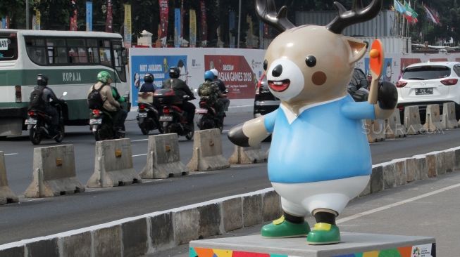 Boneka maskot dengan menampilkan cabang olahraga yang dipertandingkan dalam Asian Games dipasang di pembatas jalur Jalan Jenderal Sudirman, Jakarta Selatan, Kamis (2/8). Pemasangan boneka maskot Asian Games tersebut guna menyambut penghelatan pesta olahraga se-Asia pada tanggal 18 Agustus-2 September ini kota Jakarta dan Palembang. [Suara.com/Oke Dwi Atmaja]