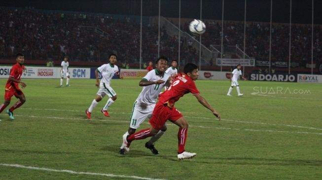 Pemain timnas U-16 Indonesia Supriadi mencoba melewati pemain bertahan Myanmar  dalam pertandingan yang berlangsung di Stadion Gelora Delta Sidoarjo, Jawa Timur, Selasa (31/7/2018) [Suara.com/Dimas Angga P]