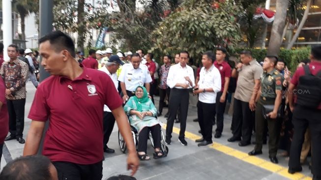 Jokowi dan Anies Nyeberang Pelican Crossing Bundaran HI