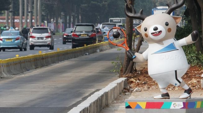 Boneka maskot dengan menampilkan cabang olahraga yang dipertandingkan dalam Asian Games dipasang di pembatas jalur Jalan Jenderal Sudirman, Jakarta Selatan, Kamis (2/8). Pemasangan boneka maskot Asian Games tersebut guna menyambut penghelatan pesta olahraga se-Asia pada tanggal 18 Agustus-2 September ini kota Jakarta dan Palembang. [Suara.com/Oke Dwi Atmaja]