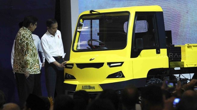 Presiden Joko Widodo membuka pameran  otomotif  Gaikindo Indonesia International Auto Show (GIIAS) 2018 di ICE BSD, Tangerang, Kamis (2/8).  Dalam kesempatan tersebut, Jokowi menjajal kendaraan pedesaan yang diberi nama Alat Mekanis Multiguna Pedesaan (AMMDes),  Ada 40 kendaraan terbaru dan juga kendaraan konsep diluncurkan pada GIIAS 2018.[suara.com/Muhaimin A Untung]