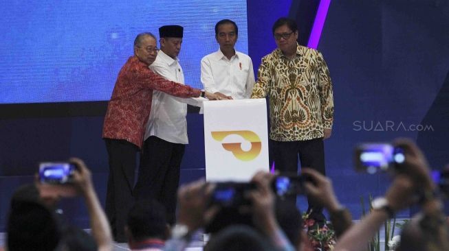 Presiden Joko Widodo membuka pameran  otomotif  Gaikindo Indonesia International Auto Show (GIIAS) 2018 di ICE BSD, Tangerang, Kamis (2/8).  Dalam kesempatan tersebut, Jokowi menjajal kendaraan pedesaan yang diberi nama Alat Mekanis Multiguna Pedesaan (AMMDes),  Ada 40 kendaraan terbaru dan juga kendaraan konsep diluncurkan pada GIIAS 2018.[suara.com/Muhaimin A Untung]