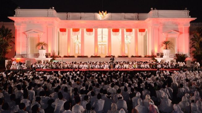 Presiden Joko Widodo memberikan sambutan pada acara zikir dan doa untuk bangsa di halaman Istana Merdeka, Jakarta, Rabu (1/8). Dalam kegiatan zikir dan doa yang diikuti ratusan alim ulama serta masyarakat tersebut Presiden Joko Widodo mengingatkan masyarakat Indonesia untuk terus menjaga persaudaraan dan persatuan bangsa. [ANTARA FOTO/Wahyu Putro]