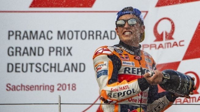 Pebalap Repsol Honda, Marc Marquez, merayakan kemenangan menjuarai MotoGP Jerman di Sirkuit Sachsenring, Minggu (15/7/2018). [AFP/Robert Michael]