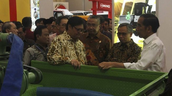 Presiden Joko Widodo membuka pameran  otomotif  Gaikindo Indonesia International Auto Show (GIIAS) 2018 di ICE BSD, Tangerang, Kamis (2/8).  Dalam kesempatan tersebut, Jokowi menjajal kendaraan pedesaan yang diberi nama Alat Mekanis Multiguna Pedesaan (AMMDes),  Ada 40 kendaraan terbaru dan juga kendaraan konsep diluncurkan pada GIIAS 2018.[suara.com/Muhaimin A Untung]