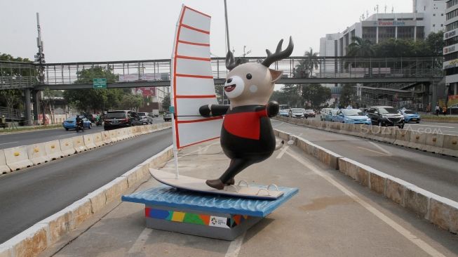 Boneka maskot dengan menampilkan cabang olahraga yang dipertandingkan dalam Asian Games dipasang di pembatas jalur Jalan Jenderal Sudirman, Jakarta Selatan, Kamis (2/8). Pemasangan boneka maskot Asian Games tersebut guna menyambut penghelatan pesta olahraga se-Asia pada tanggal 18 Agustus-2 September ini kota Jakarta dan Palembang. [Suara.com/Oke Dwi Atmaja]