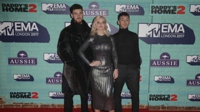 Clean Bandit saat menghadiri acara MTV Europe Music Awards (EMA) di Wembley Arena, London, 12 November 2017 [AFP] 