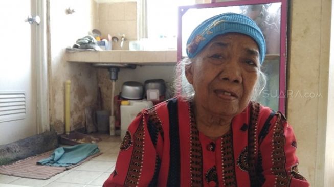 Siti Bunga Rustanty alias Nenek Mimi di petak Rumah Susun Sederhana Sewa Pesakih, Jakarta Barat, Kamis (2/8/2018). [Suara.com/Chyntia Sami Bhayangkara]