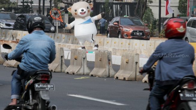 Boneka maskot dengan menampilkan cabang olahraga yang dipertandingkan dalam Asian Games dipasang di pembatas jalur Jalan Jenderal Sudirman, Jakarta Selatan, Kamis (2/8). Pemasangan boneka maskot Asian Games tersebut guna menyambut penghelatan pesta olahraga se-Asia pada tanggal 18 Agustus-2 September ini kota Jakarta dan Palembang. [Suara.com/Oke Dwi Atmaja]