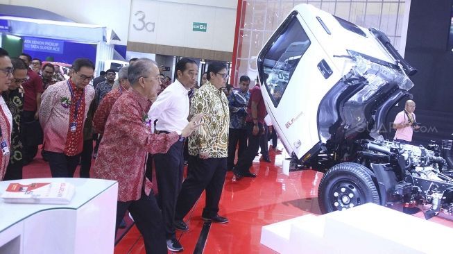 Presiden Joko Widodo membuka pameran  otomotif  Gaikindo Indonesia International Auto Show (GIIAS) 2018 di ICE BSD, Tangerang, Kamis (2/8).  Dalam kesempatan tersebut, Jokowi menjajal kendaraan pedesaan yang diberi nama Alat Mekanis Multiguna Pedesaan (AMMDes),  Ada 40 kendaraan terbaru dan juga kendaraan konsep diluncurkan pada GIIAS 2018.[suara.com/Muhaimin A Untung]