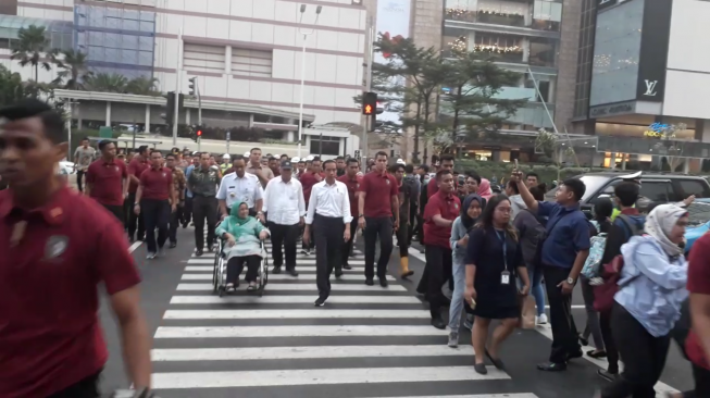 Ibunda Anies Cicipi Pelican Crossing Bersama Jokowi