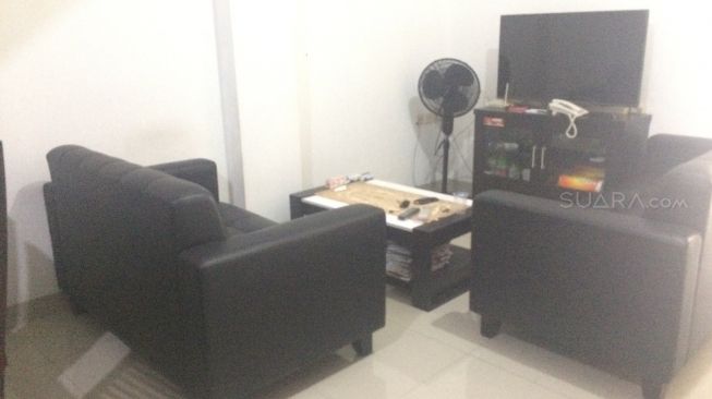 Sofa tempat Nenek Lim atau Lim Tjio Hio di rumahnya. (Suara.com/Arga)