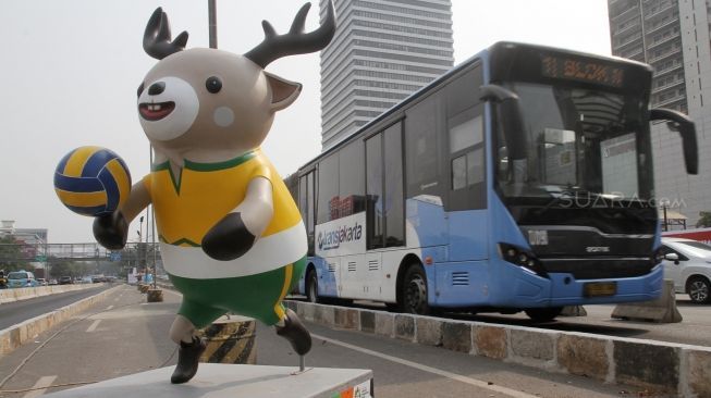 Boneka maskot dengan menampilkan cabang olahraga yang dipertandingkan dalam Asian Games dipasang di pembatas jalur Jalan Jenderal Sudirman, Jakarta Selatan, Kamis (2/8). Pemasangan boneka maskot Asian Games tersebut guna menyambut penghelatan pesta olahraga se-Asia pada tanggal 18 Agustus-2 September ini kota Jakarta dan Palembang. [Suara.com/Oke Dwi Atmaja]