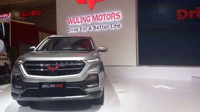 Wuling memamerkan sebuah SUV yang dipersiapkan untuk pasar Indonesia di arena GIIAS 2018, Kamis (2/8). [Suara.com/Liberty Jemadu]