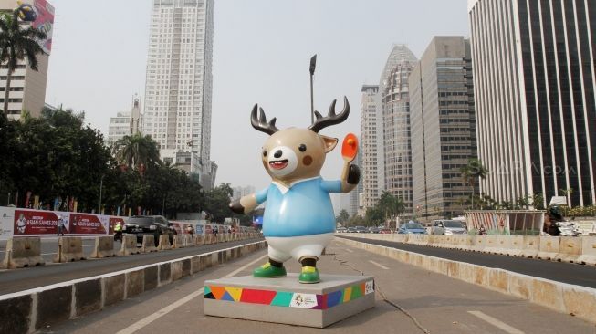 Boneka maskot dengan menampilkan cabang olahraga yang dipertandingkan dalam Asian Games dipasang di pembatas jalur Jalan Jenderal Sudirman, Jakarta Selatan, Kamis (2/8). Pemasangan boneka maskot Asian Games tersebut guna menyambut penghelatan pesta olahraga se-Asia pada tanggal 18 Agustus-2 September di Jakarta dan Palembang. [Suara.com/Oke Dwi Atmaja]