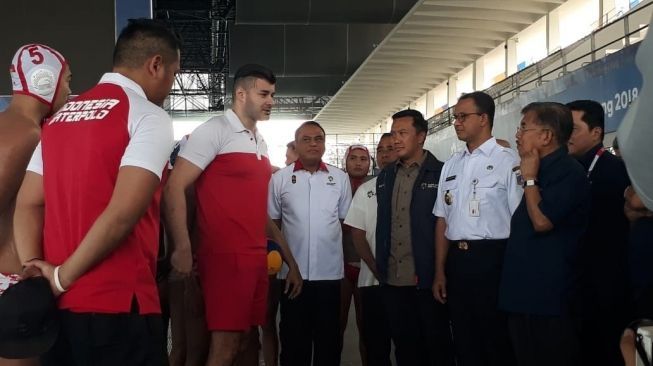 Wakil Presiden Indonesia Jusuf Kalla saat berbincang dengan para atlet polo air yang sedang berlatih di venue Akuatik di kawasan Gelora Bung Karno, Jakarta, Jumat (3/8/2018). (Suara.com/Yosea Arga Pramudita) 