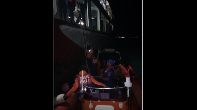 Kapal Liputan XII Kandas di Selat Bali, 25 Penumpang Dievakuasi