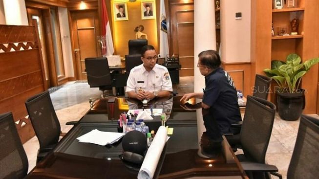 Wakil Presiden Jusuf Kalla saat berkunjung ke ruang kerja Gubernur DKI Jakarta Anies Baswedan di Balai Kota, Jumat (3/8/2018). [Suara.com/Ummi Hadyah Saleh]