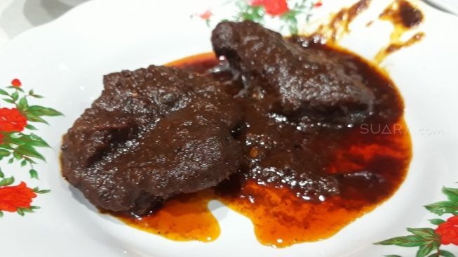 Hidangan rendang di RM Surya. [Suara.com/Risna Halidi]