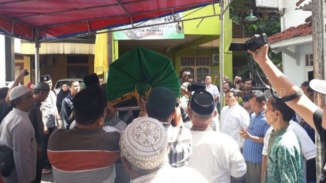 Isak Tangis Sambut Jenazah Yusuf Supendi di Rumah Duka