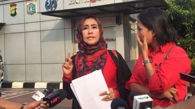 Tessa Mariska (berkerudung) melaporkan Ely Sugigi dalam kasus penipaun di Polda Metro Jaya. (Sumarni/Suara.com)